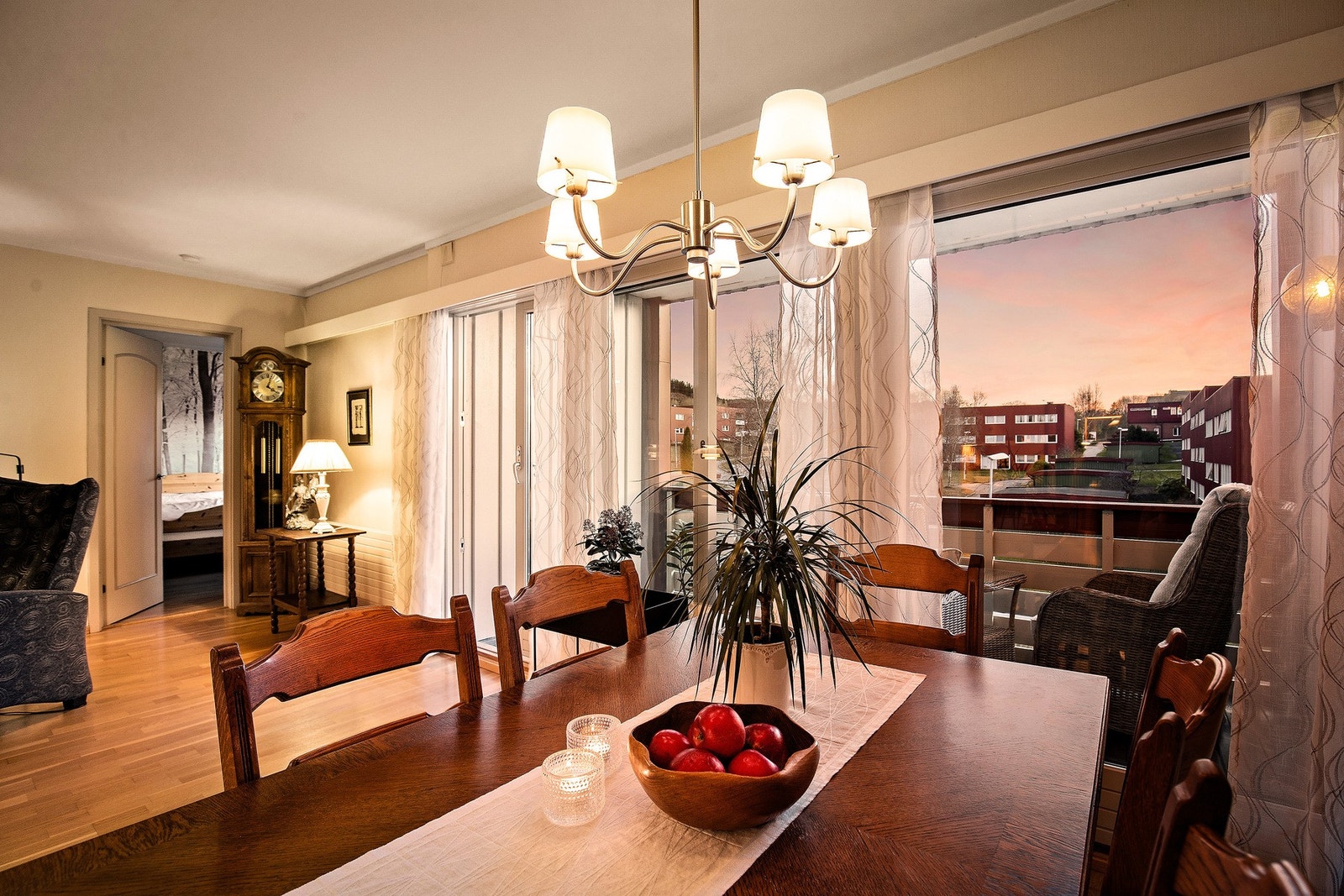 Boligen varmes opp med elektrisitet og energieffektiv fjernvarme som sikrer jevn og behagelig temperatur året rundt. Galleribilde