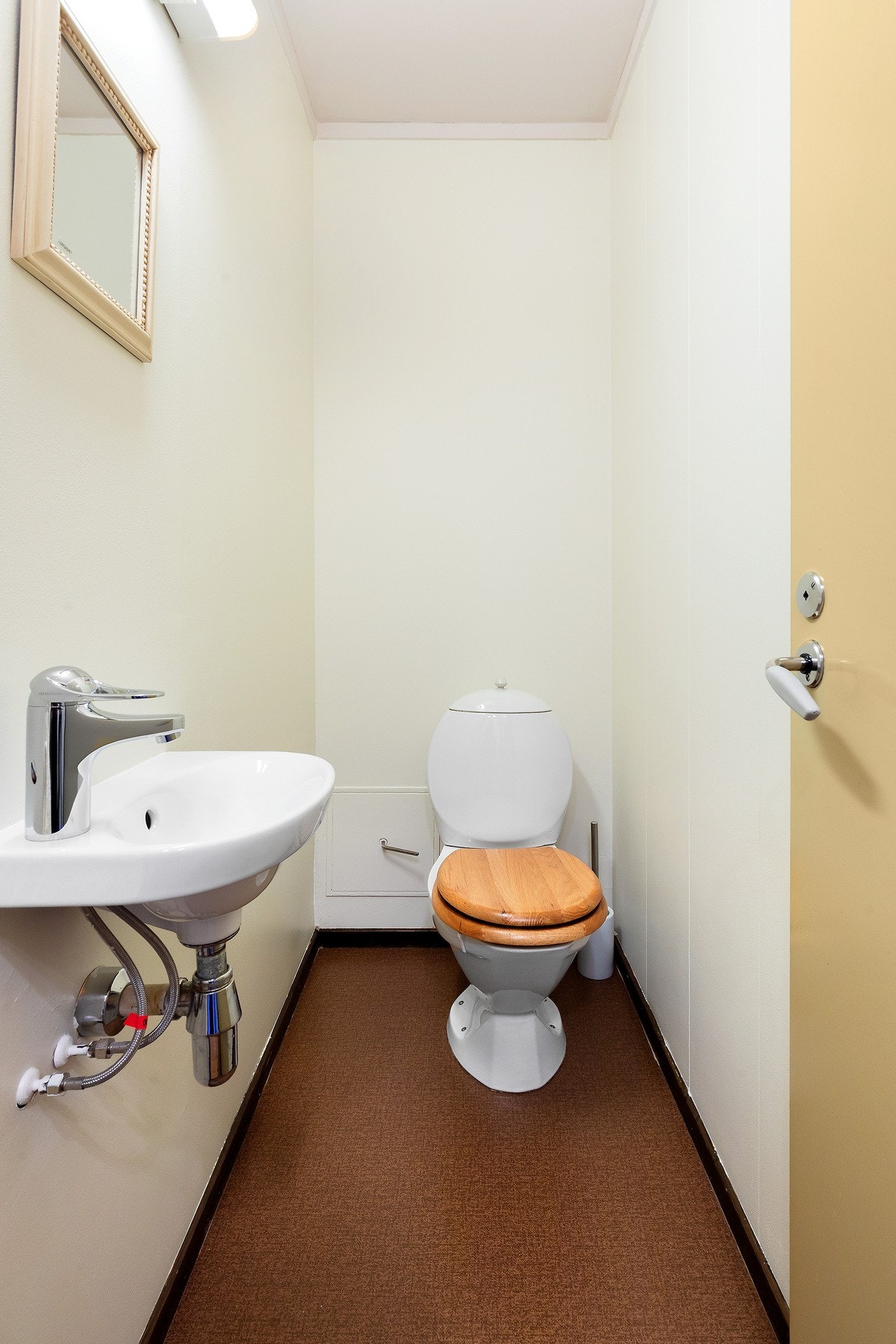 Eget separat toalettrom vegg i vegg med baderommet. Galleribilde