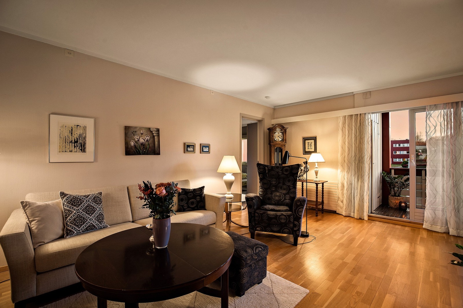 En innbydende og pent vedlikeholdt 4-roms leilighet på hele 84 kvadratmeter med god planløsning. Galleribilde