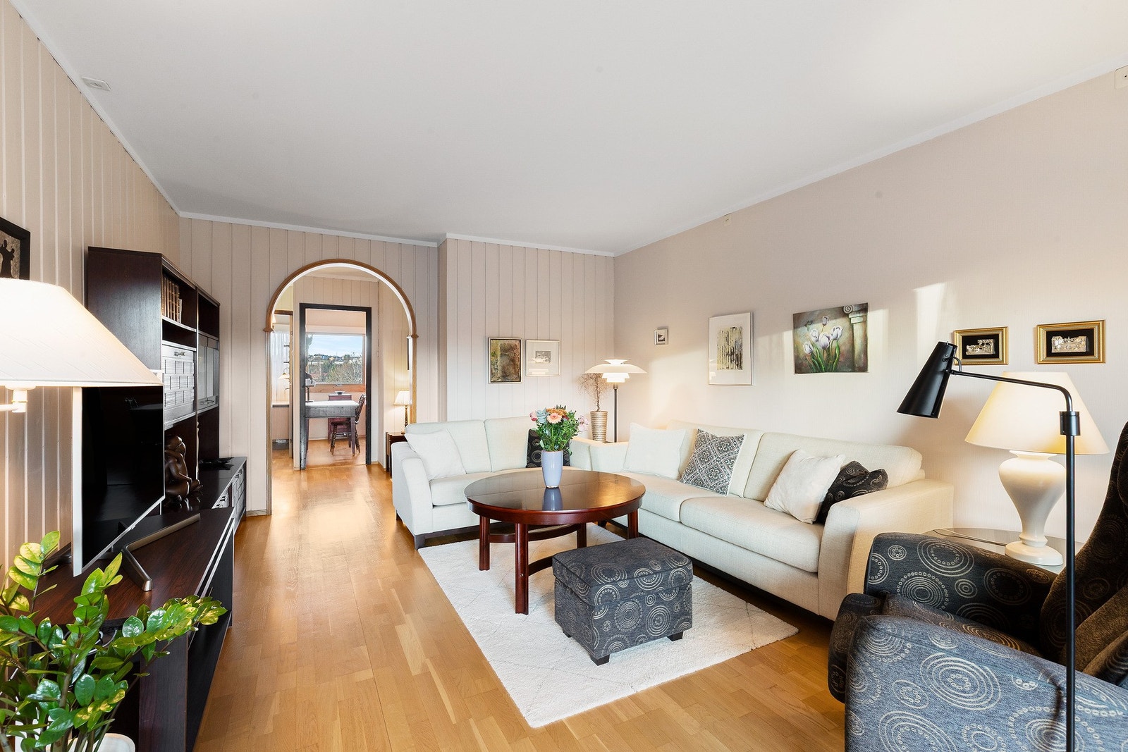 Stuearealet byr på god plass til flere møbleringssoner og fleksibel innredning. Galleribilde