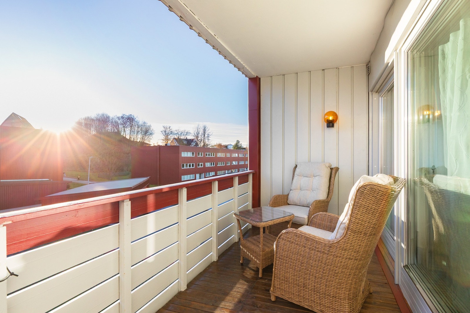 Den sørvendte plasseringen på balkongen sikrer gode solforhold store deler av dagen. Galleribilde