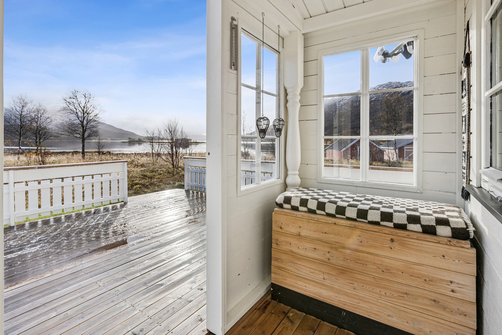 - Herlig å kunne spasere rett ut på terrassen med nydelig utsikt. Galleribilde