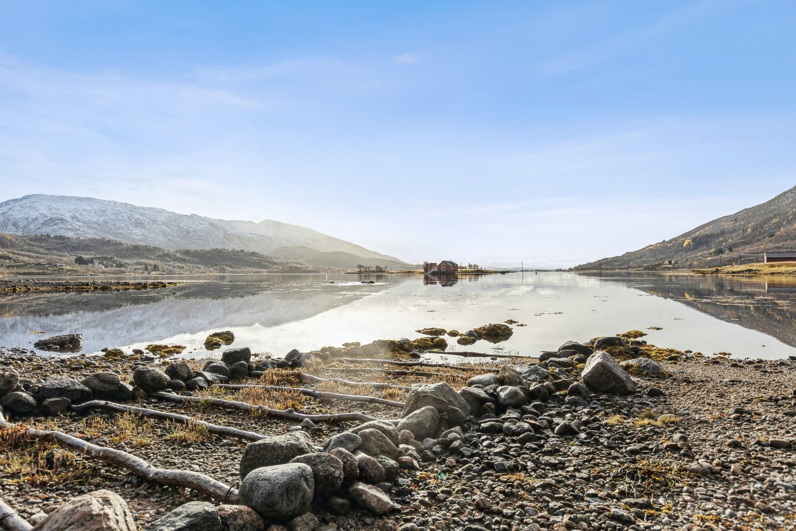 - Rett og slett vakker beliggenhet ved sjøen. Galleribilde