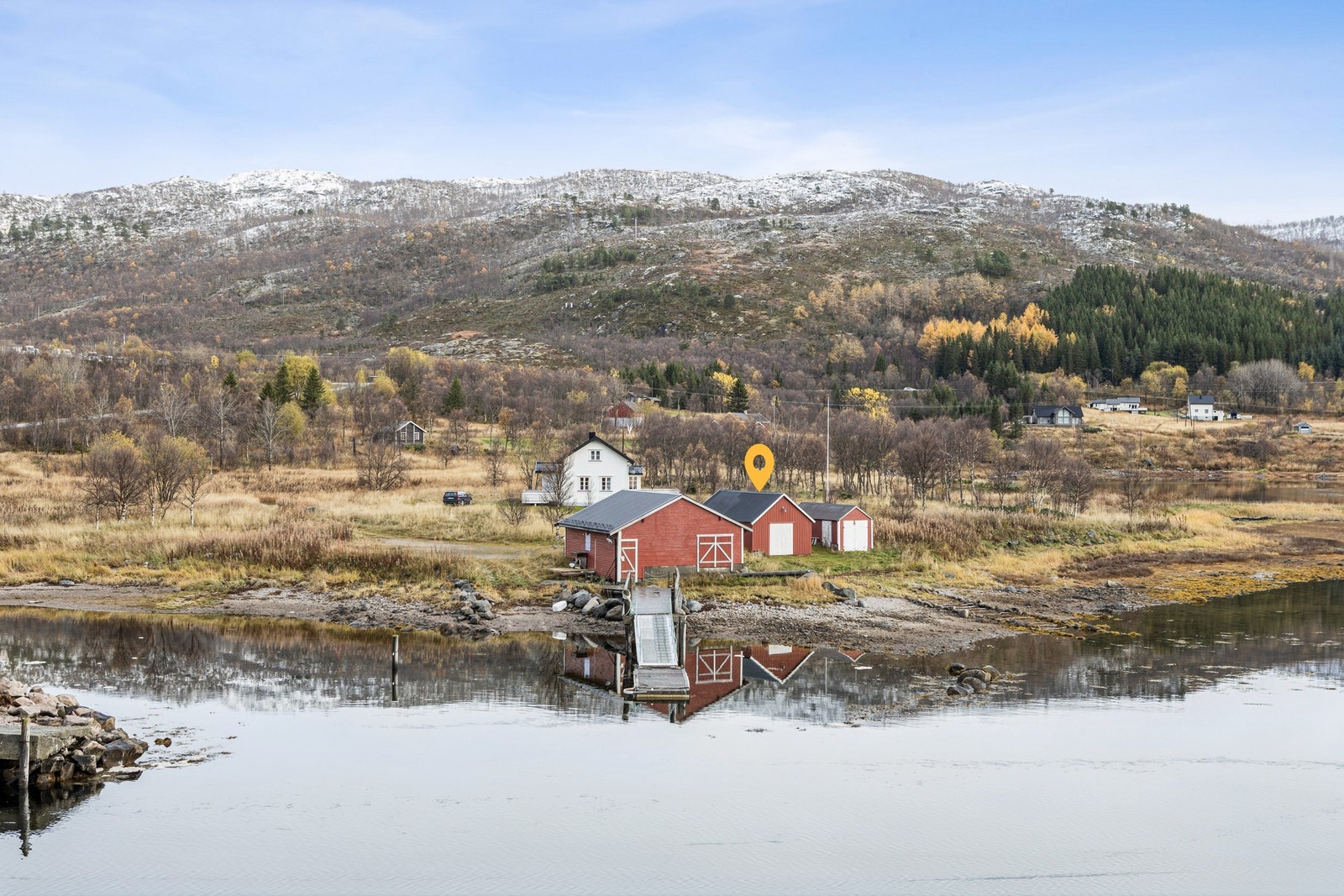 - I Vestbygdveien 26 har du en unik sjanse til å bo landlig med umiddelbar nærhet til sjøen omgitt av vakker natur og eget naust. Galleribilde