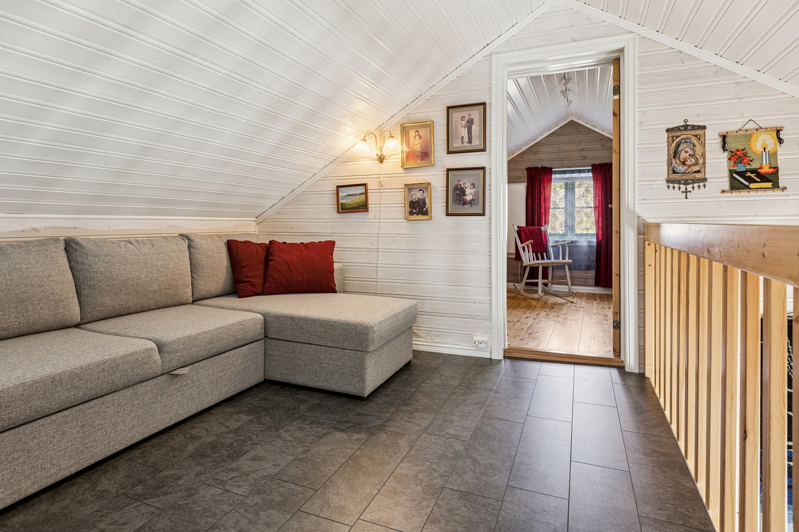 - Med to soverom i loftsetasje er det rikelig med overnattingsplasser. Galleribilde