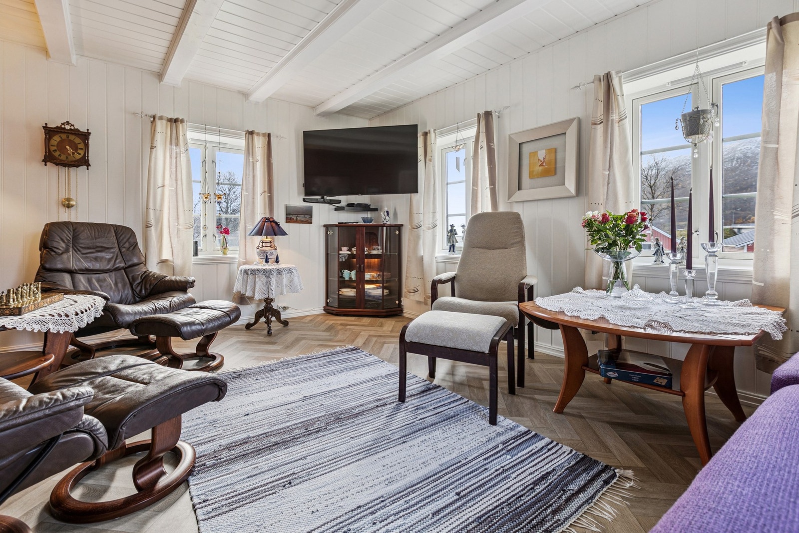 - Moderne og trivelig stue med nytt gulv i fiskebeinsmønster. Galleribilde