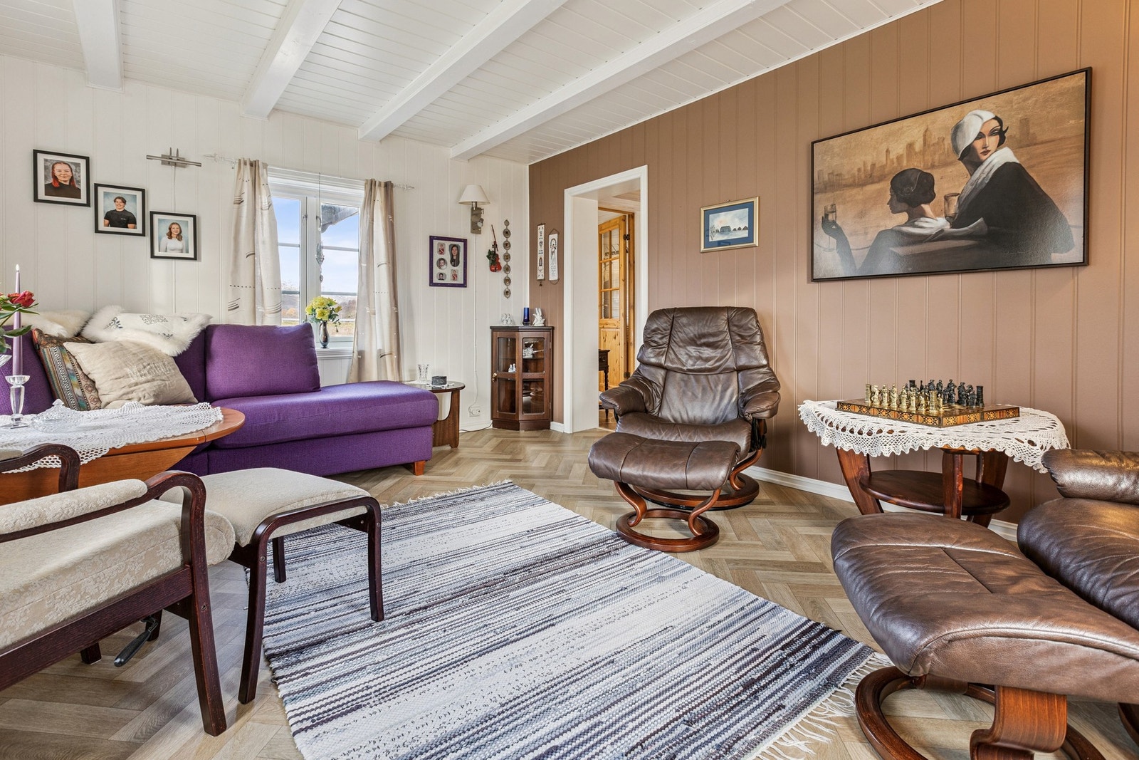 - Boligen er oppusset og fremstår som pen med moderne overflater. Galleribilde