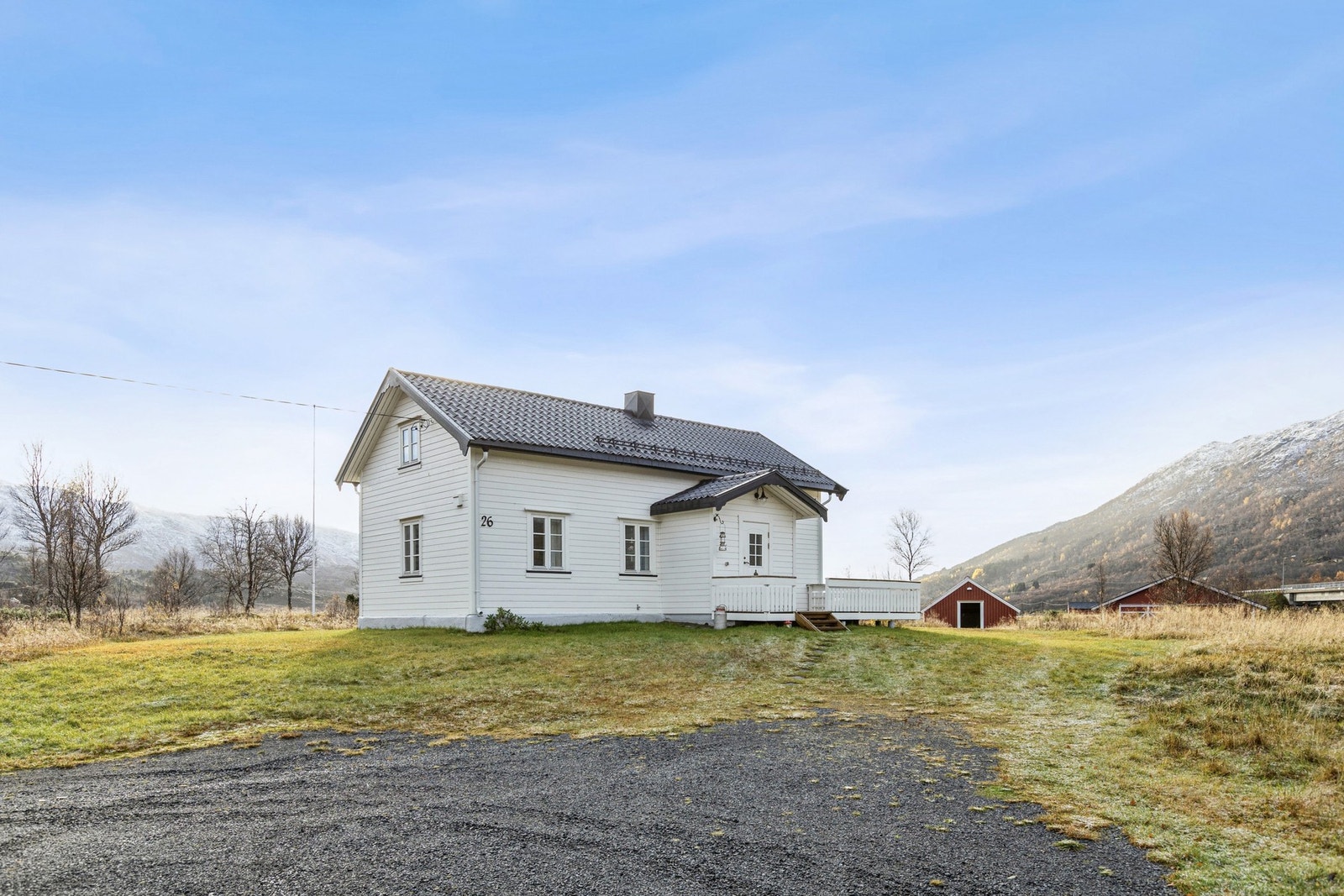 - Det er tinglyst veirett frem til boligen, siste 150 meter er privat vei. Galleribilde