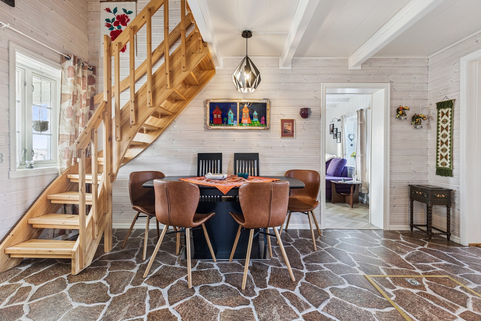 - Spisestuedelen er plassert midt imellom stue og kjøkken for en enkel hverdag. Galleribilde