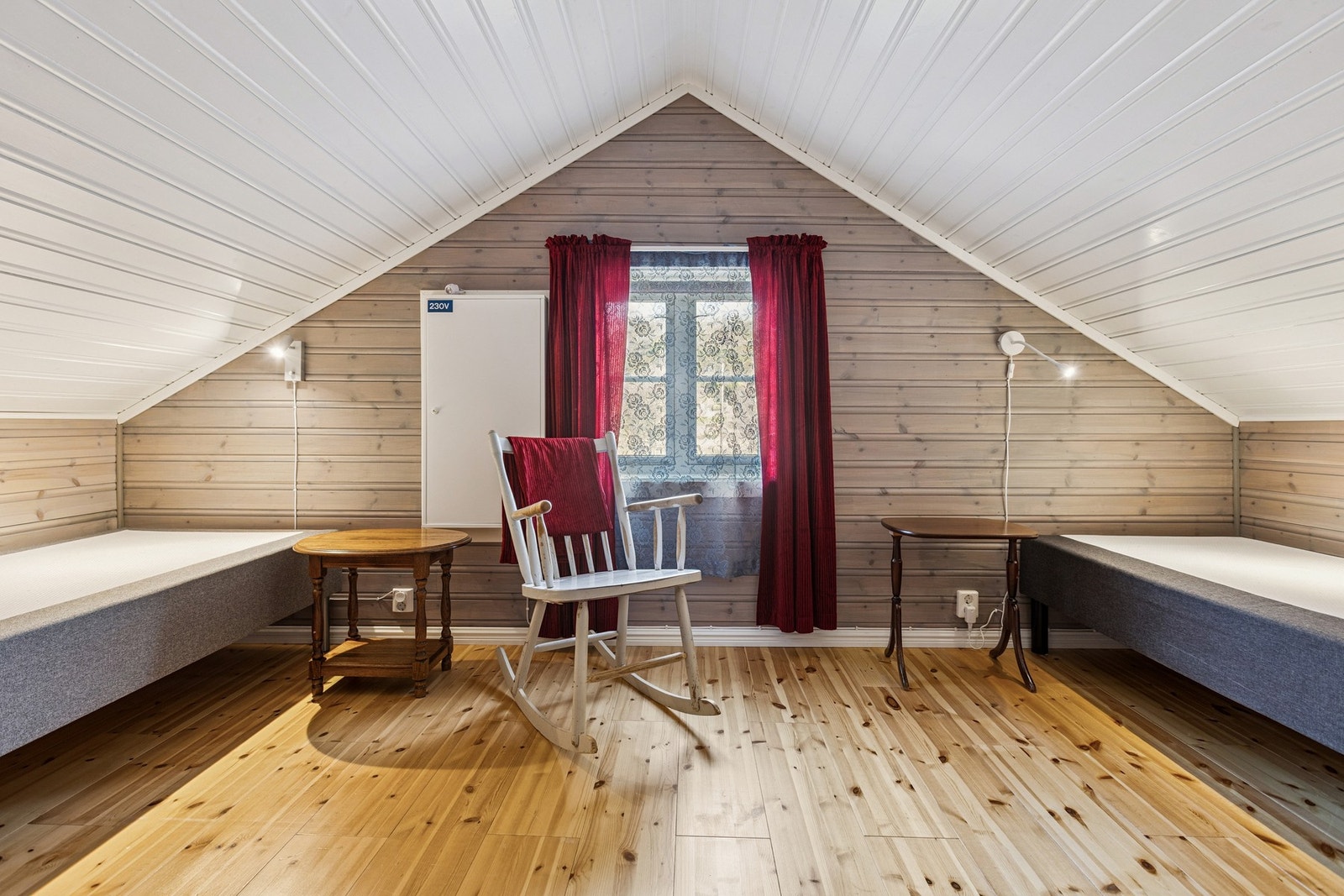 - I andre enden er det også et romslig soverom med flere sengeplasser. Galleribilde