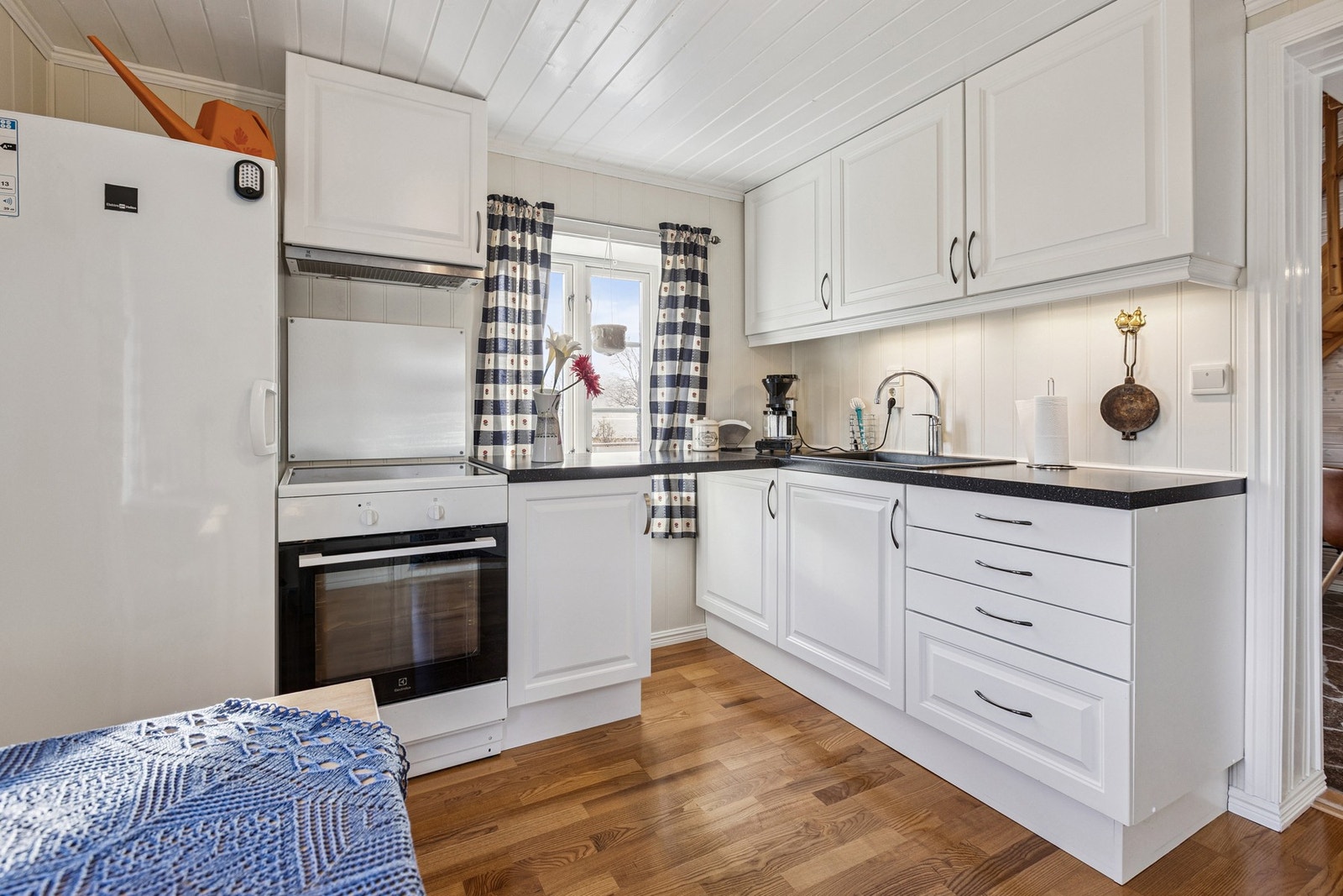 - Koselig kjøkken med lyse pene overflater. Galleribilde