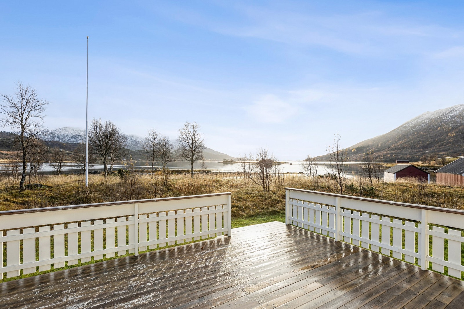 - Fra verandaen nyter du utsikten utover fjorden. Galleribilde