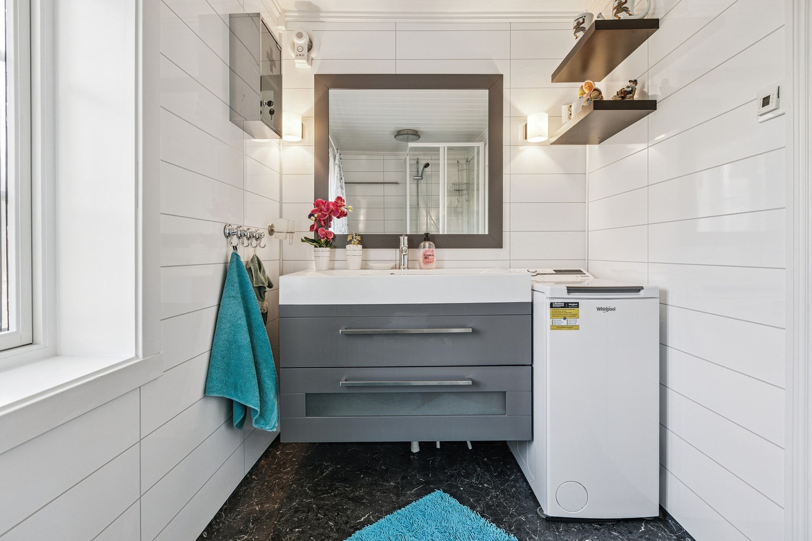 - Moderne bad med plater på vegger og belegg på gulv. Galleribilde