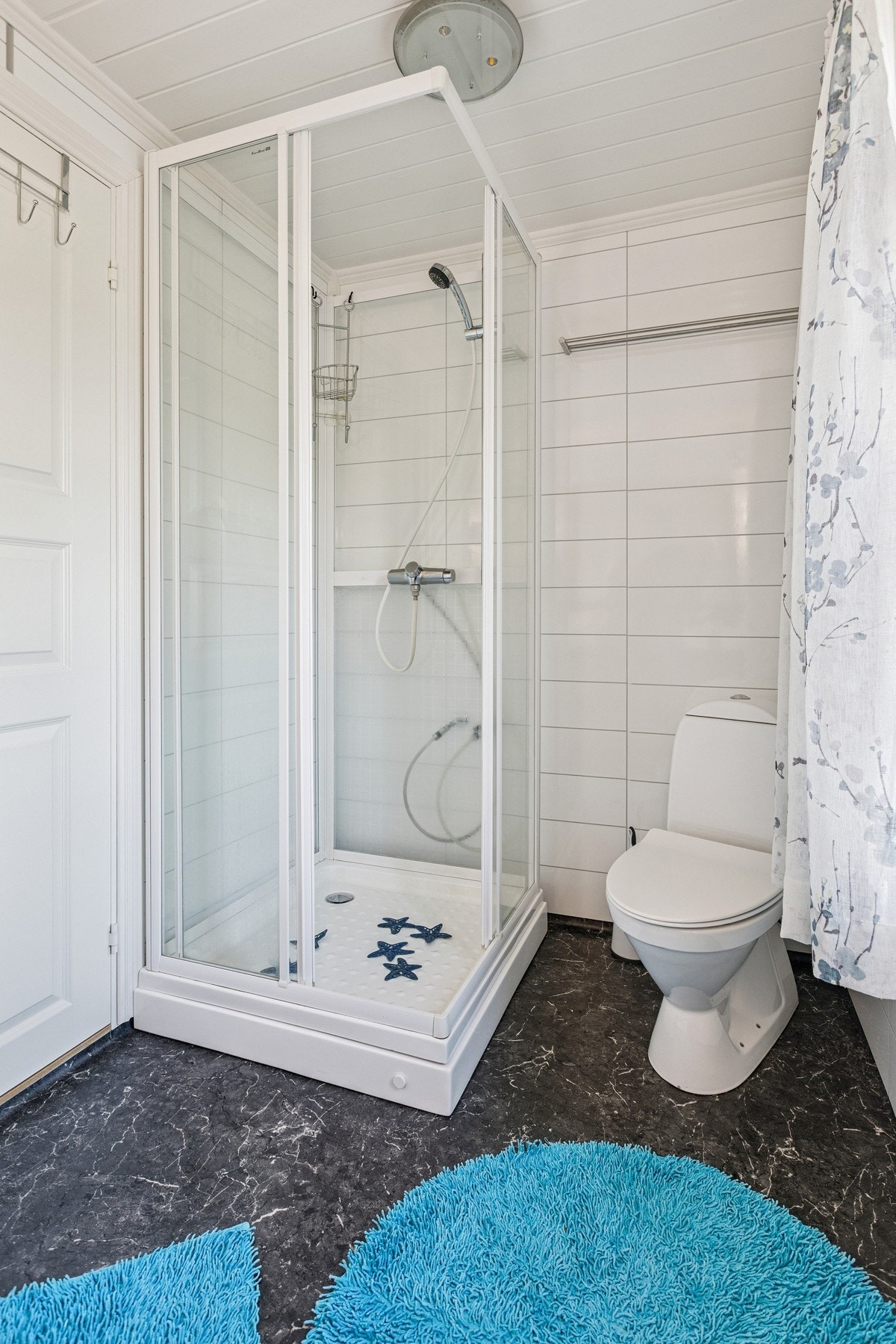 - Innsatt dusjkabinett og toalett. Galleribilde