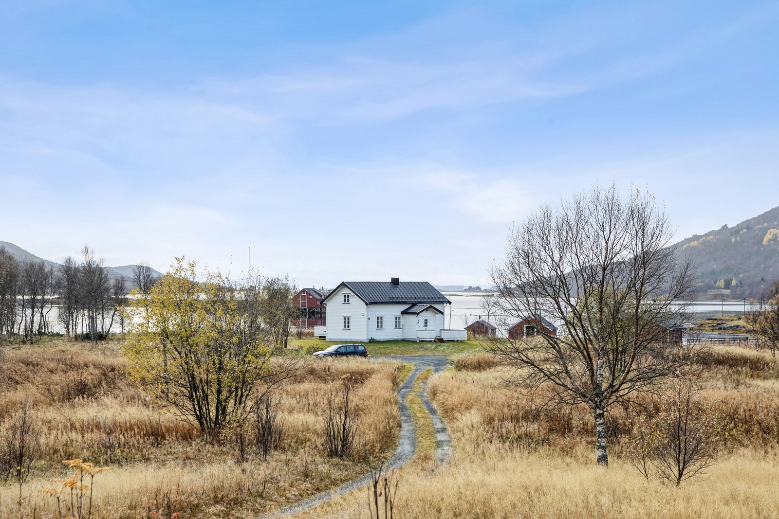 - EiendomsMegler 1 v/Sondre Jakobsen ønsker hjertelig velkommen til denne idyllisk beliggende eneboligen med sjønær beliggenhet i Vestbygdvegen 26! Galleribilde