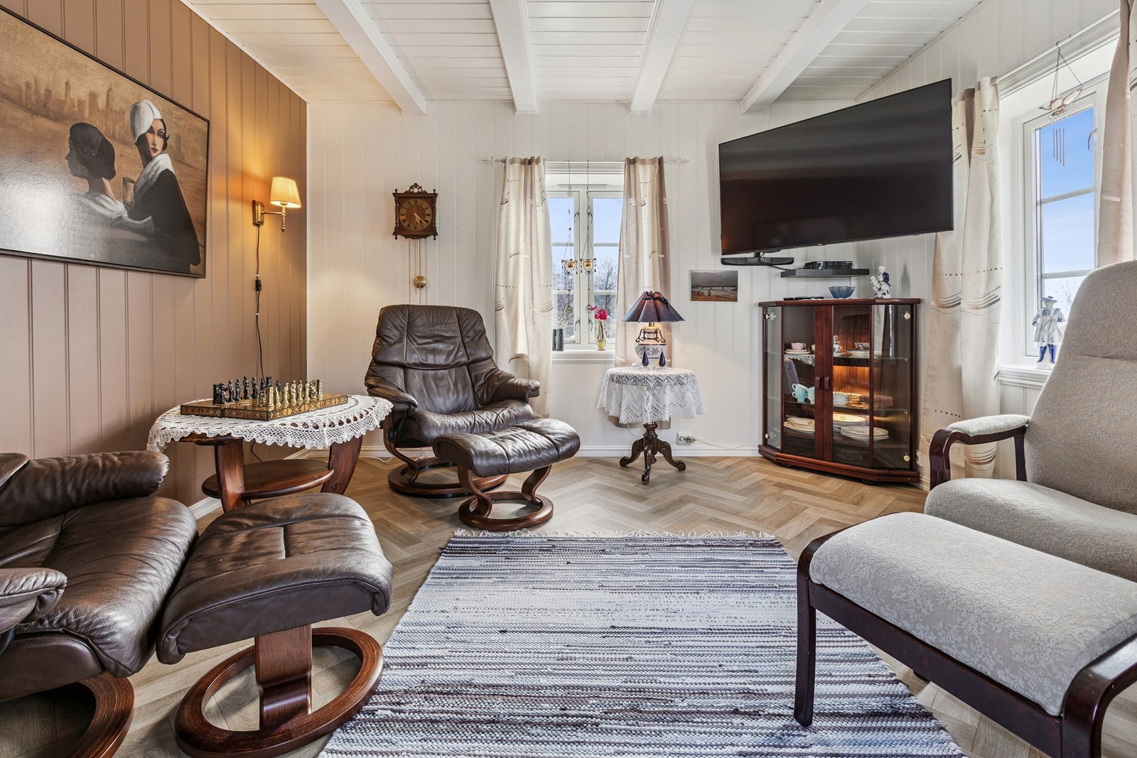 - Stuen oppleves som lys og trivelig med fine fargevalg. Galleribilde