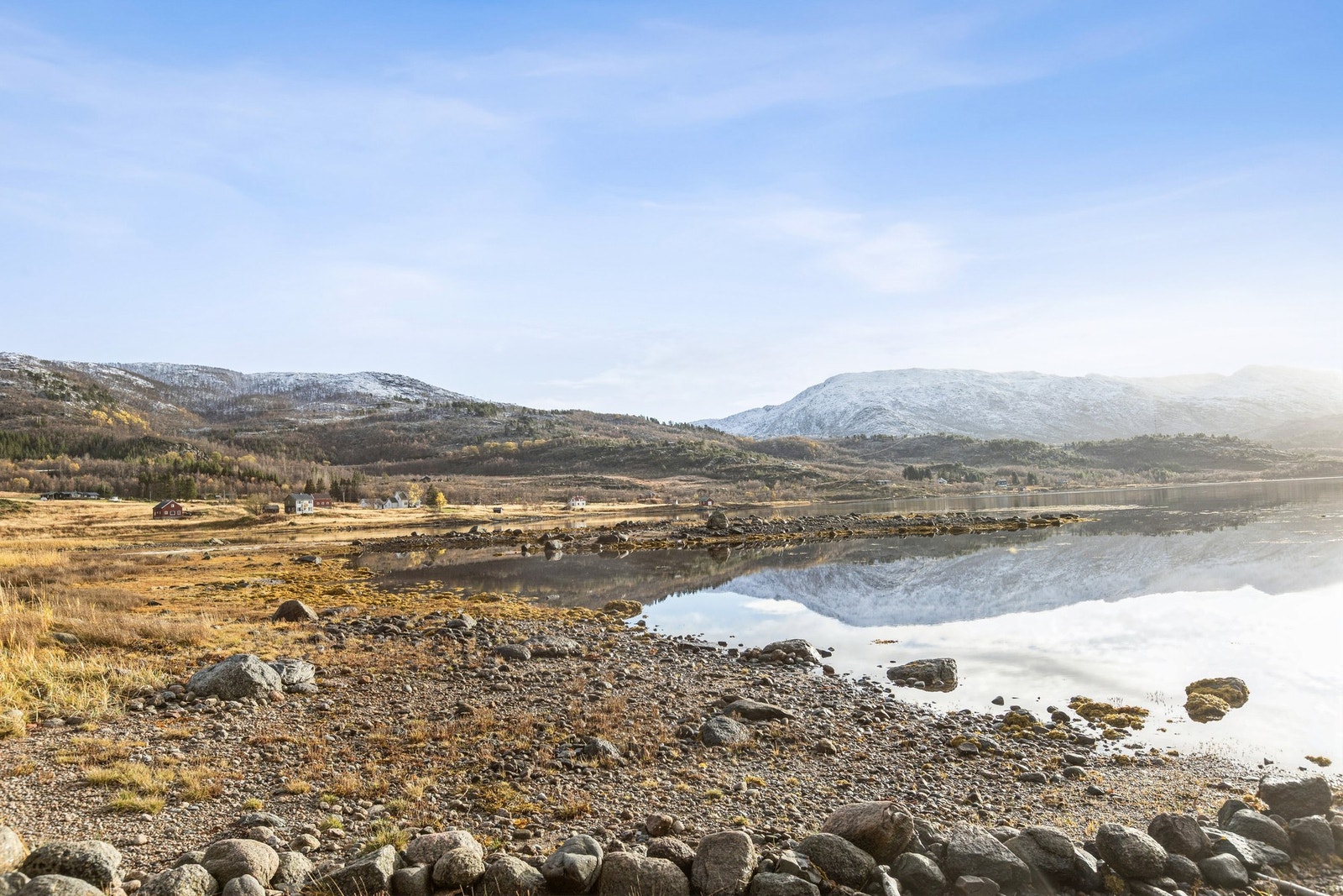 - Fine spaserturer langs fjæra ligger bare et steinkast unna. Galleribilde