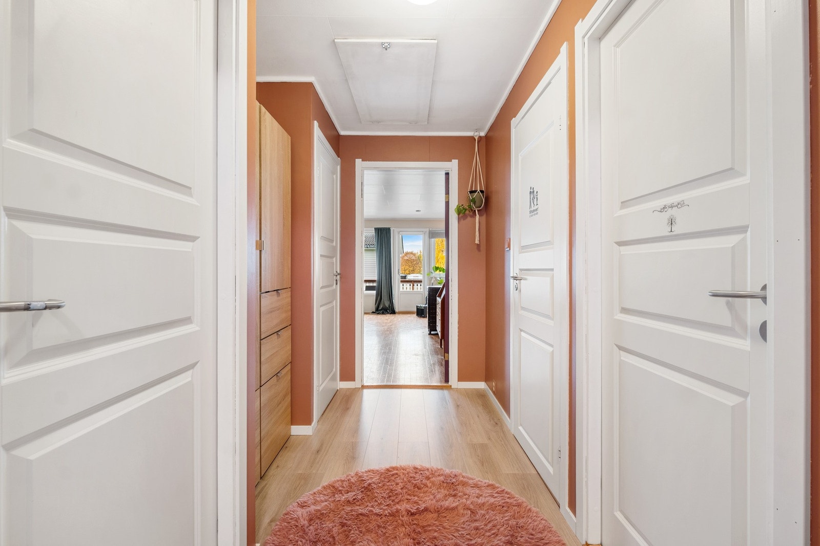 Leder fint videre til boligens resterende rom. Galleribilde