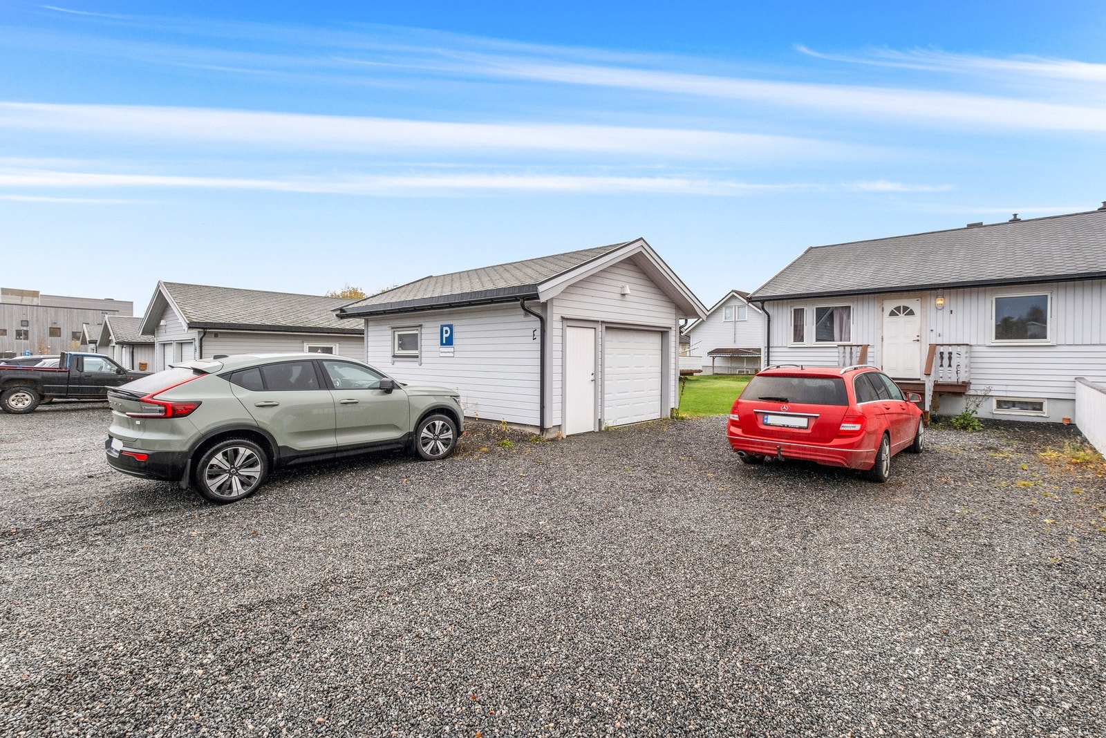 Velkommen til dette flotte rekkehuset med garasje og romslig innkjørsel i Stærveien 6E! Galleribilde