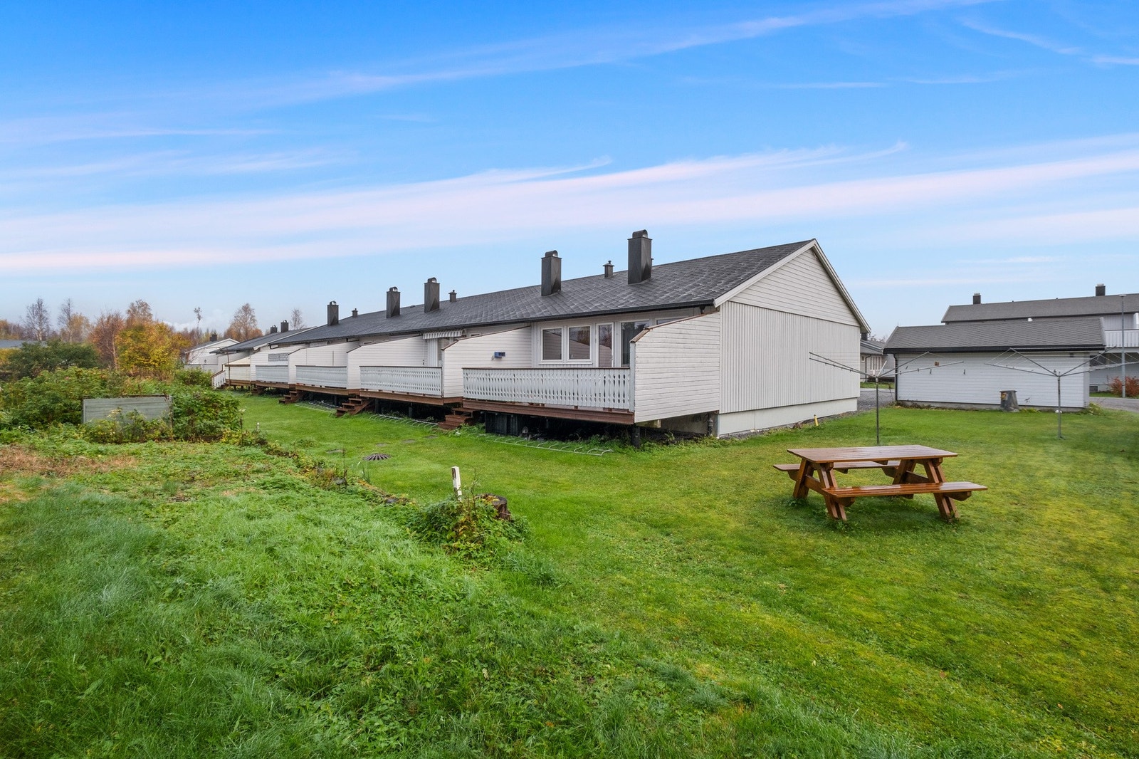 Området er pent opparbeidet med grønt fellesareal som omringer. Galleribilde