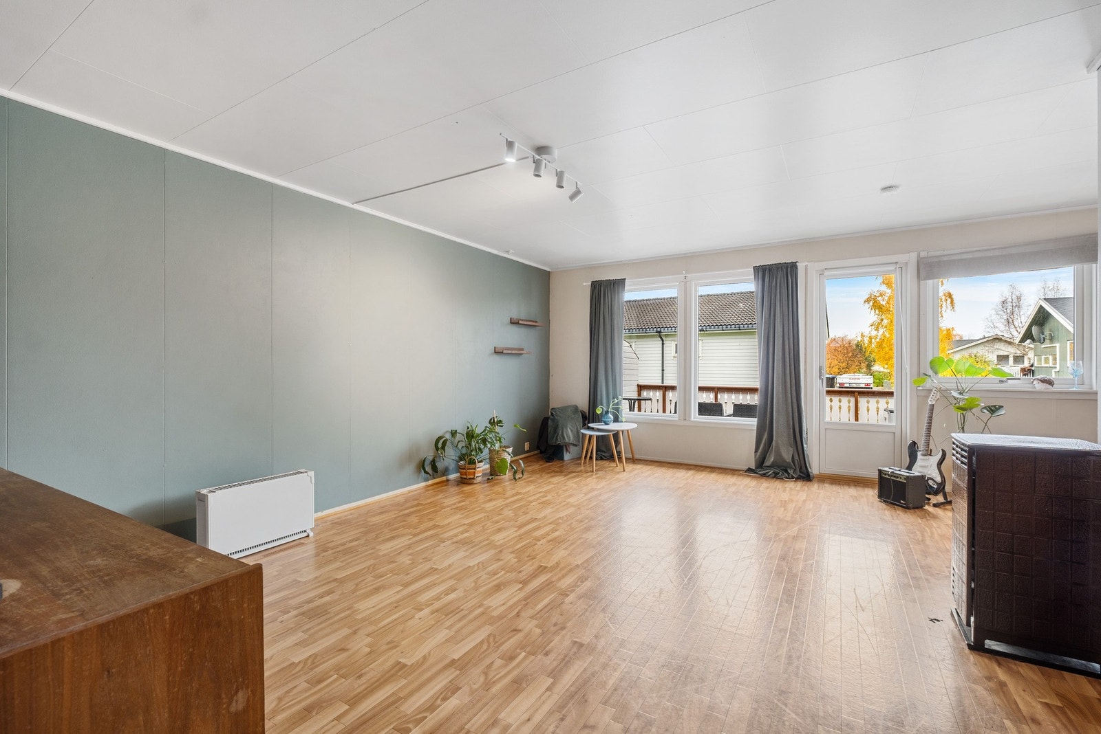 Store flotte vindusflater fyller boligen med naturlig sollys. Galleribilde