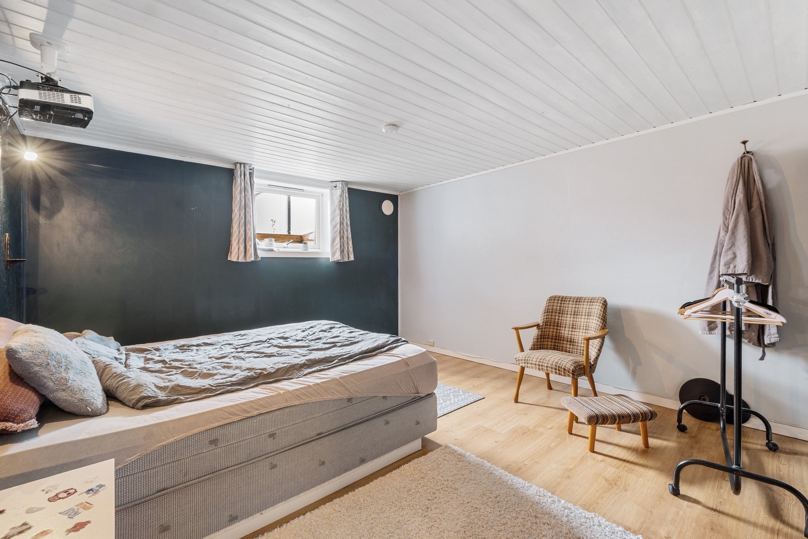 Med plass til ekstra møblement som kommode og skrivepult. Galleribilde