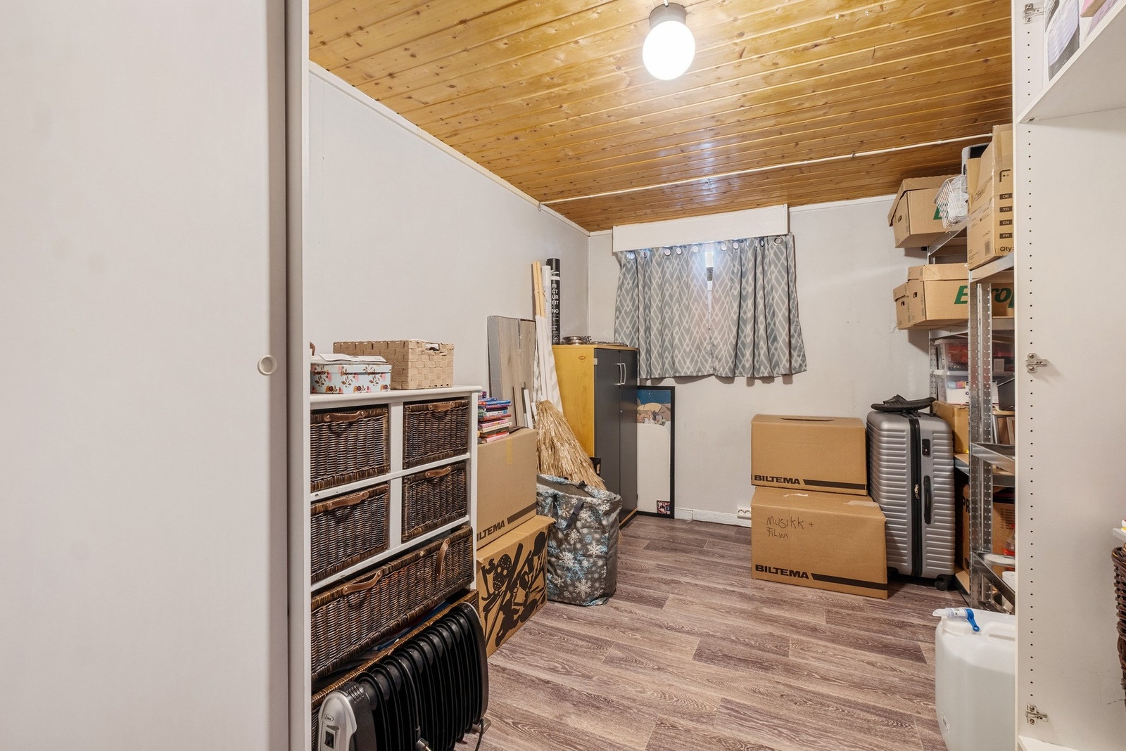 Innenfor det innredde soverommet har du bod med lagringsplass. Galleribilde