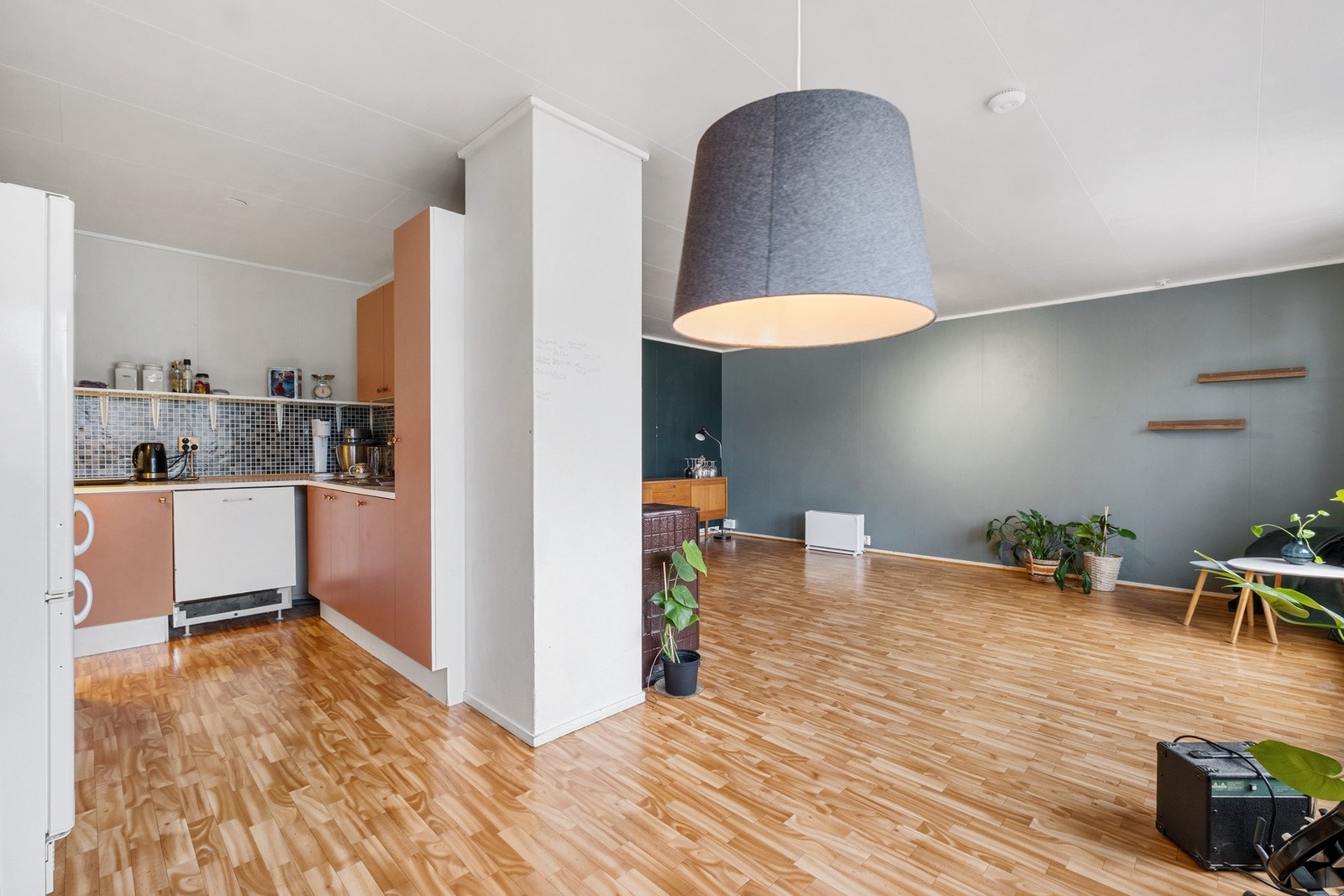 Kjøkkenet ligger i delvis åpen planløsning mot stuen. Dermed får du både fordelen av en åpen løsning, samt også et skjermet kjøkken. Galleribilde