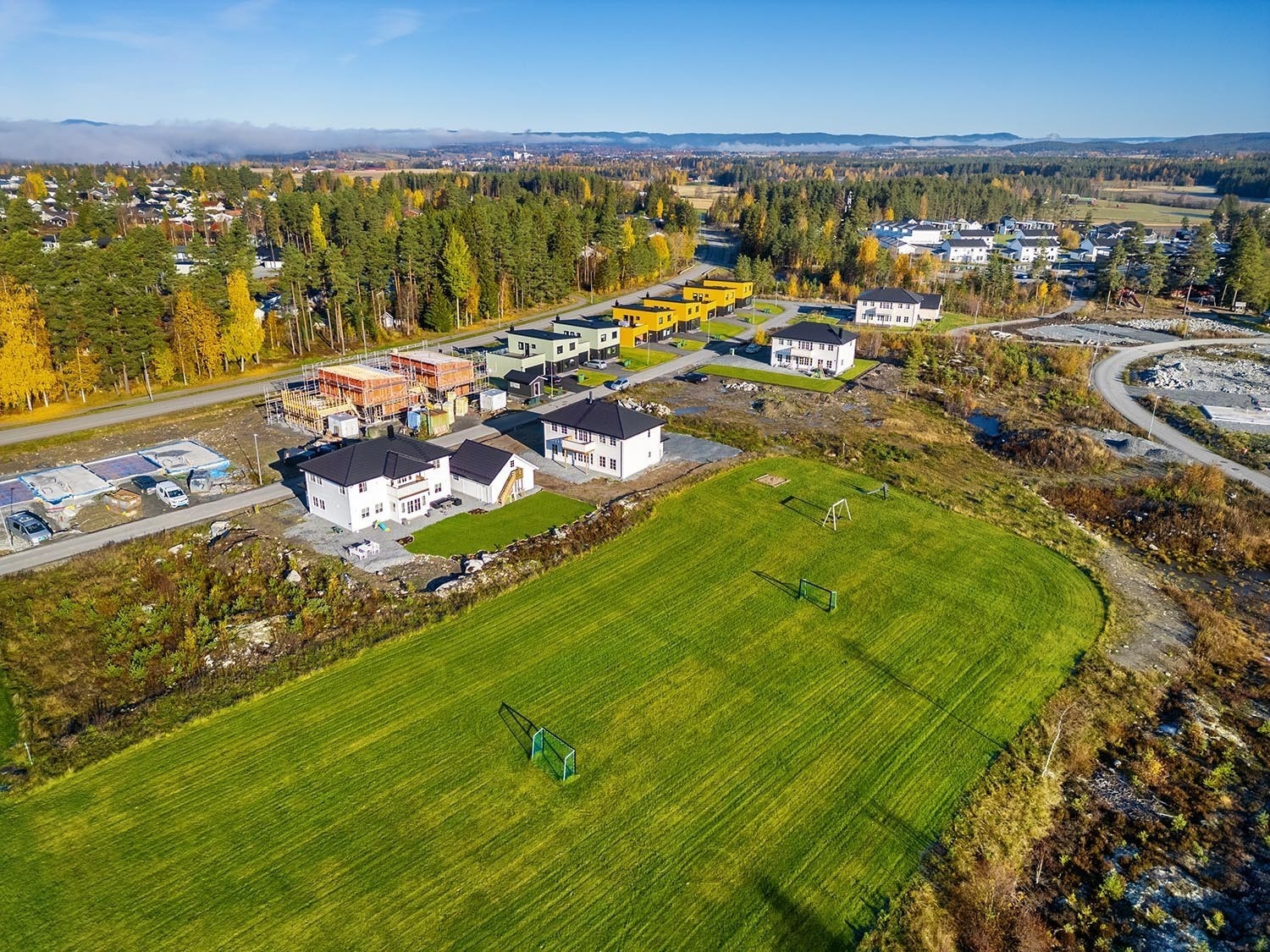Tomtene ligger i kanten mot det store grøntarealet midt på feltet.