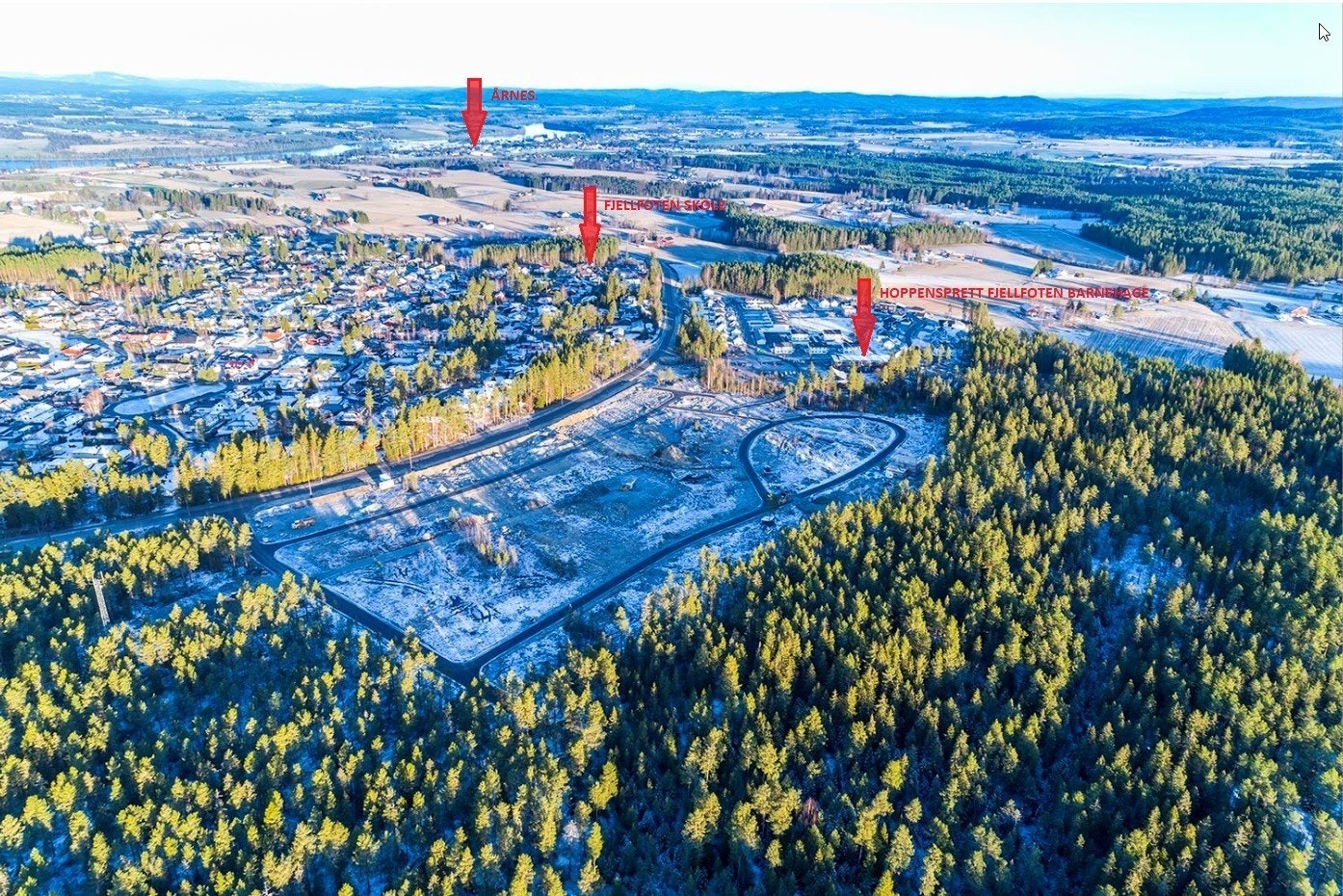 Hoppensprett Fjellfoten bhg på feltet, ellers kort vei til Fjellfoten skole og inn til Årnes sentrum.