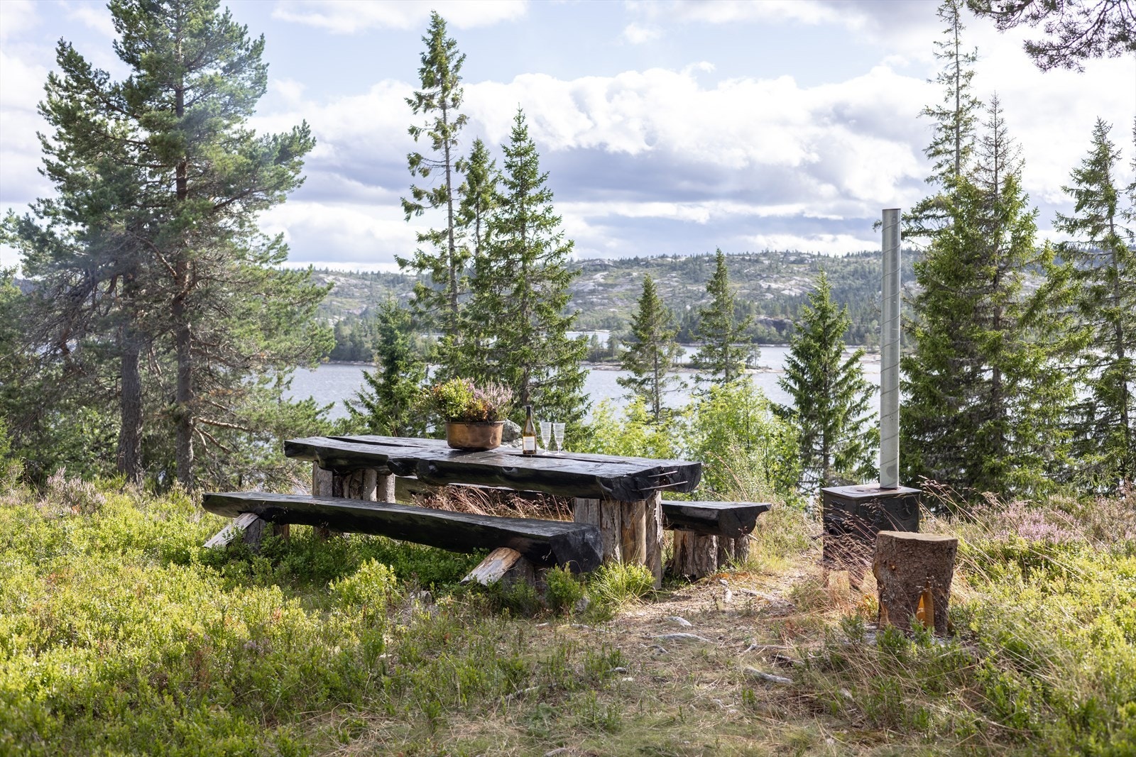 Kaffen kan kokes på vedovnen. Eller hva med å steke pannekaker? Galleribilde