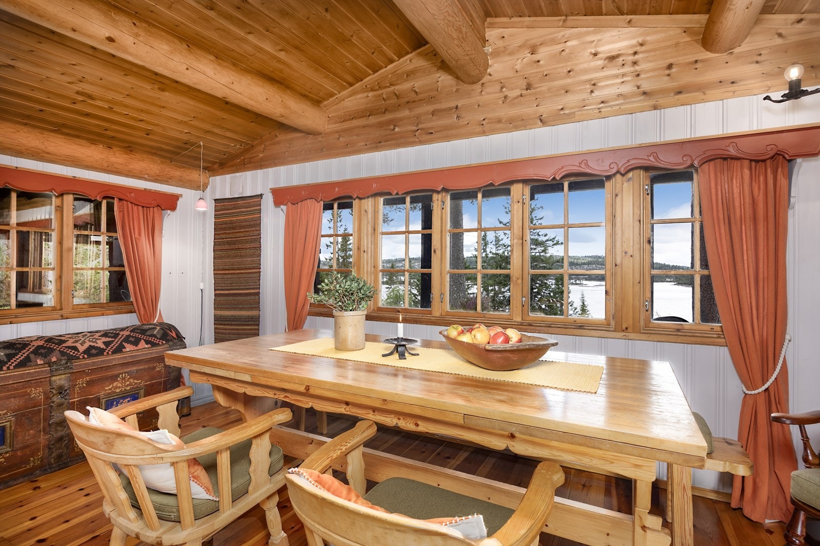 Ved langbordet nytes både måltider og utsikten. Solide og pene tradisjonsmøbler følger med hytta. Galleribilde