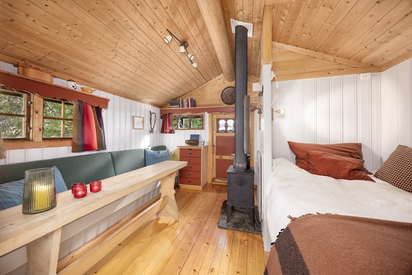 Stabburet med sittebenk og en god dobbeltseng. Galleribilde