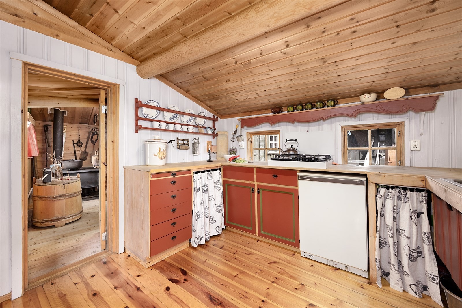 Kjøkkenet sett fra stua, og inngangen til langstua. Galleribilde