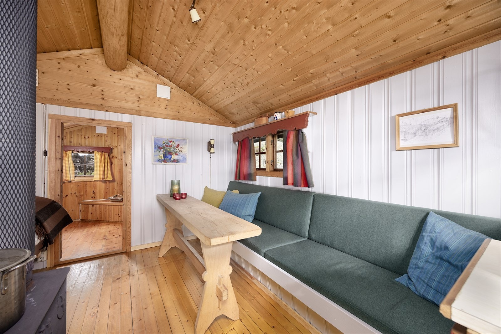 Stabburet sett fra inngangsdøra- mot ekstra-soverommet med gjennomgang til langstua. Galleribilde