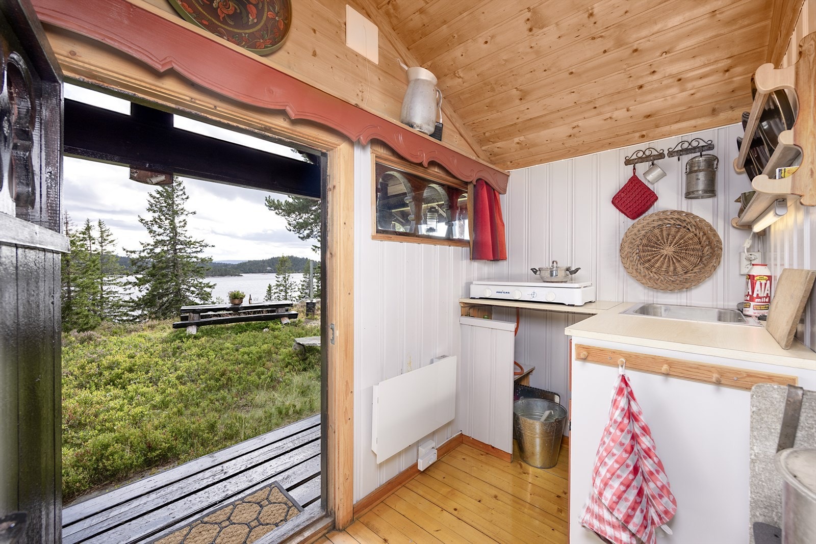 Kjøkkenkroken i stabburet med koselig utsyn. Galleribilde