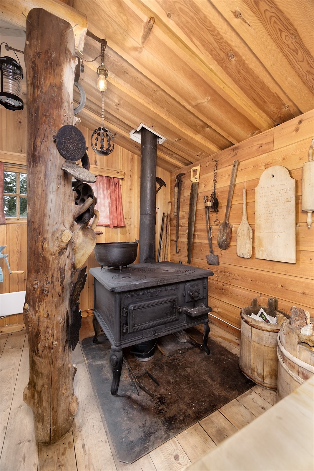 Når pizzaen tas ut av vedkomfyren er stemningen på topp. Galleribilde