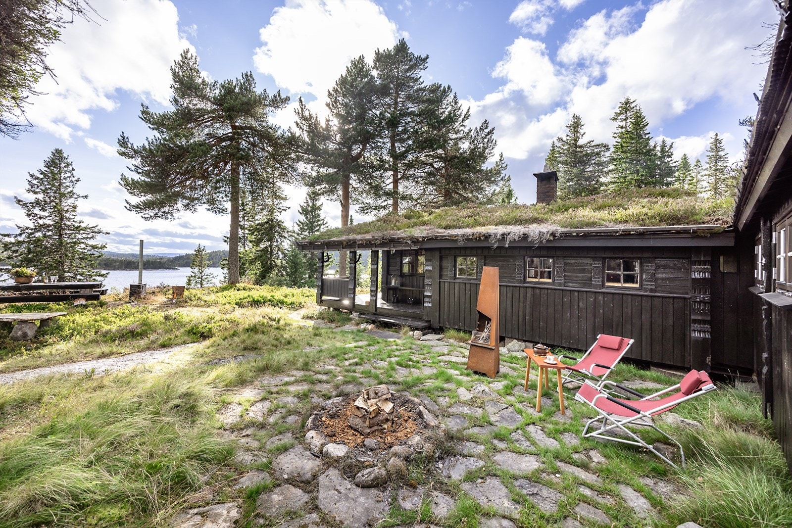 På tunet er det lunt og solrikt. Galleribilde