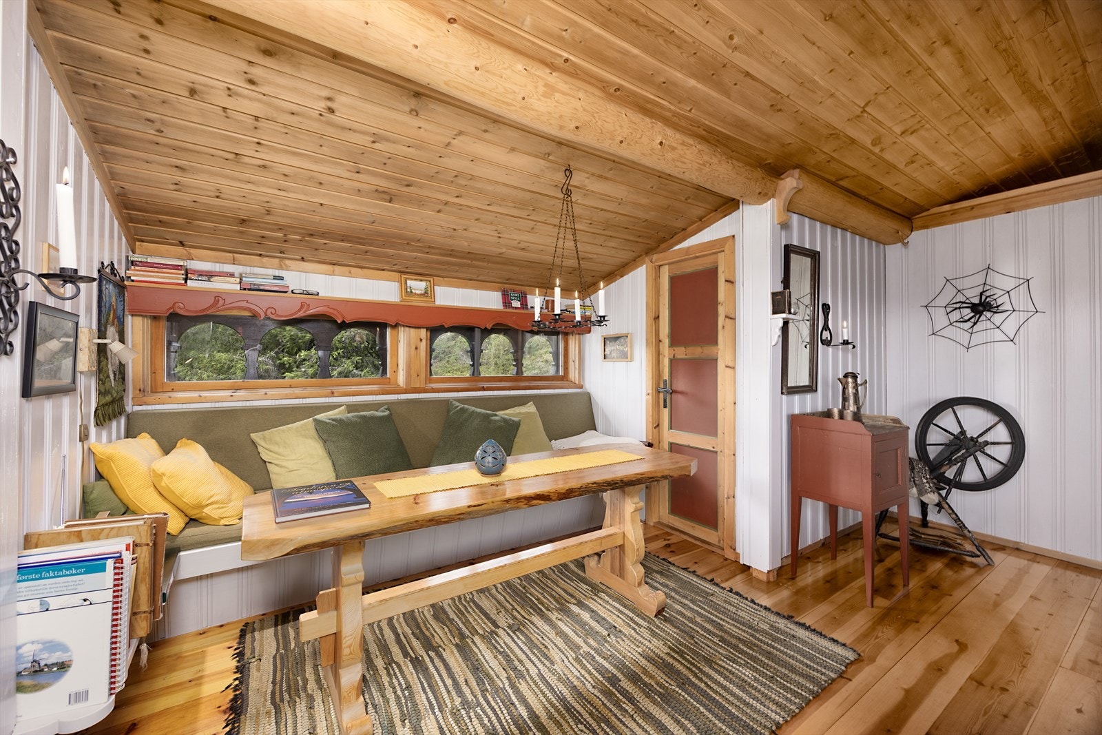 Perfekt sted for å samle famile og venner til kort- og brettspill. Sittebenken er komfortabel og praktisk - med lagringsplass. Nylig oppgradert med formsydde puter i solid ullstoff. Galleribilde