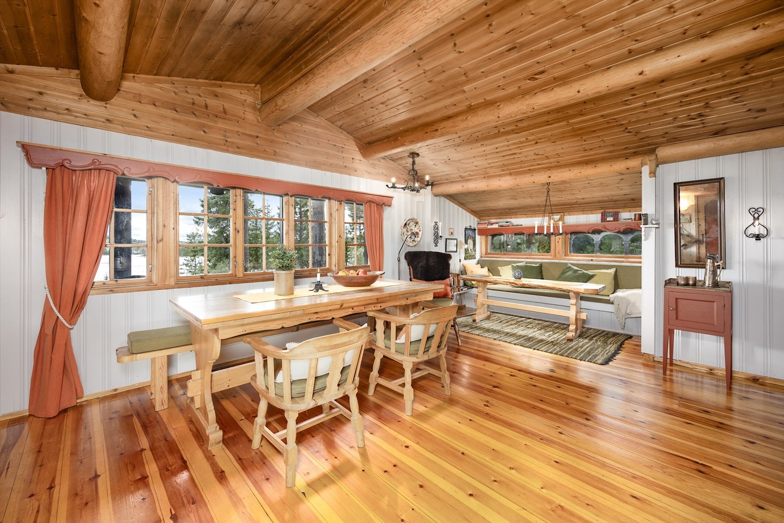 Hovedstua med blikk mot den koselige kaffekroken innerst. Galleribilde