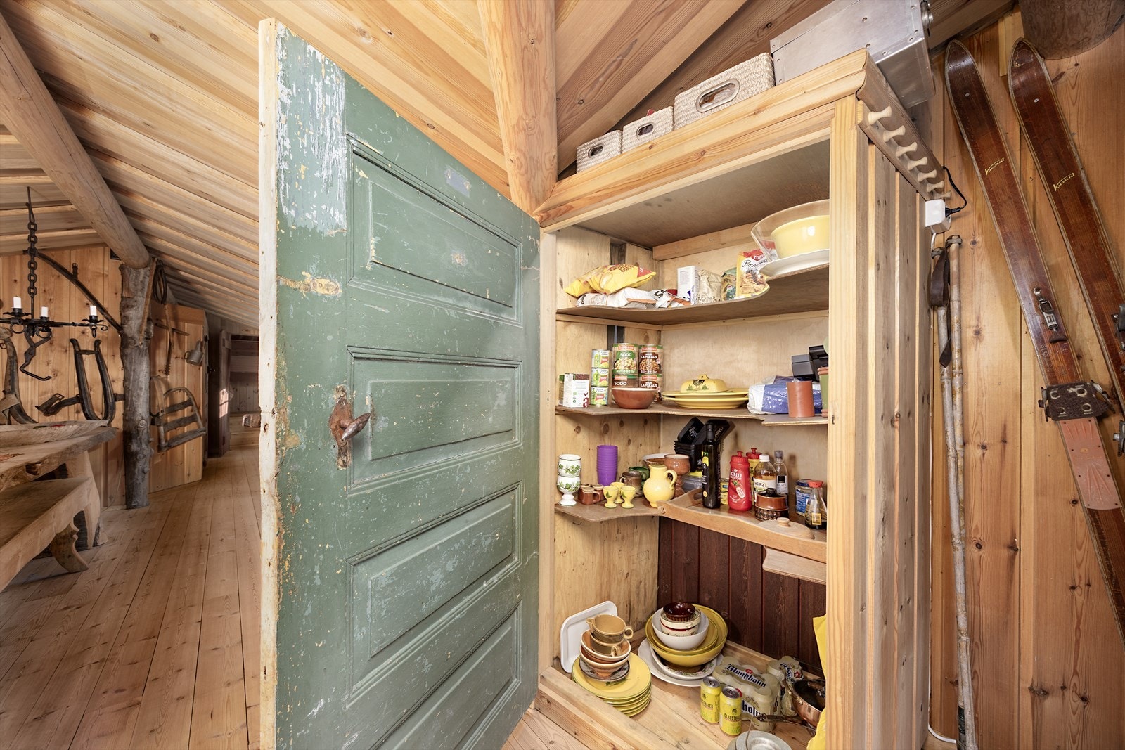 : Gammeldags spiskammer i enden av langstua mot kjøkkenet - med antik artig dør. Galleribilde