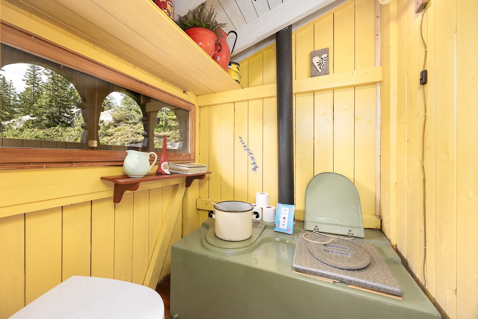 Gammeldags utedo med upåklagelig utsikt. Oppgradert med urinal i 2024. Galleribilde