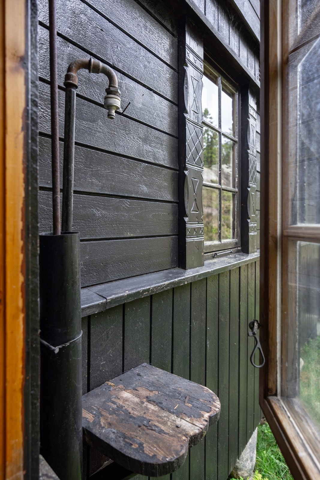 Vann til vegg og varmekabel montert på utvendig vannledning. Galleribilde