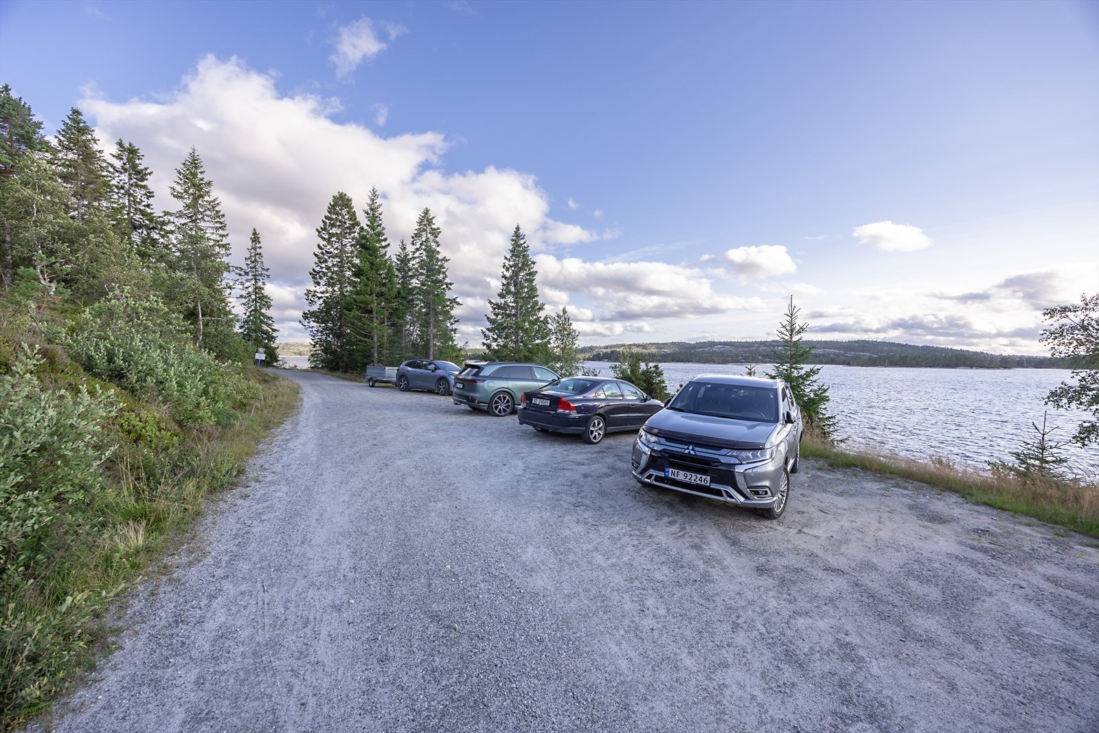 Parkeringsplass innerst ved Holmvatn. 150-200 meter å gå opp til hytta fra veien. Galleribilde