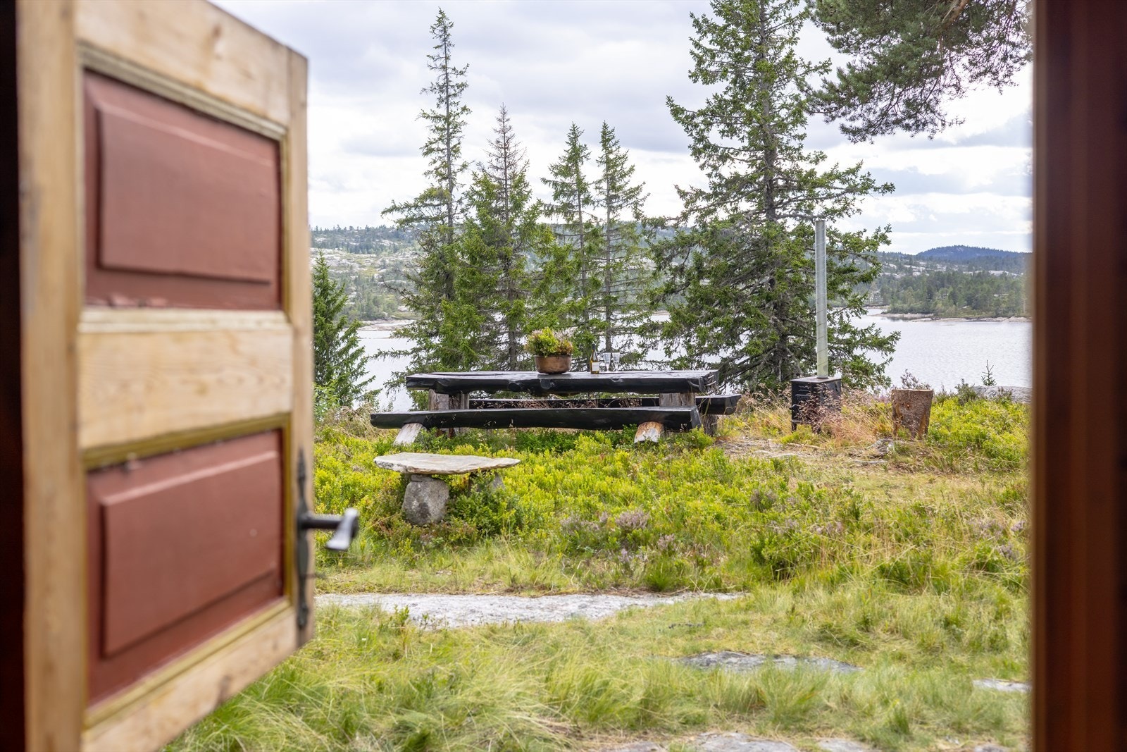 Velkommen ut på tunet - glimt gjennom den antikke delte saue-døra i langstua. Galleribilde