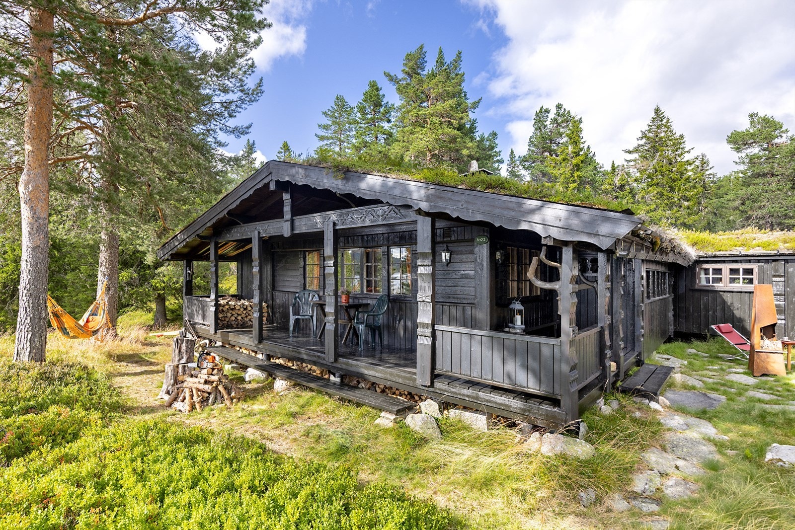 Hoggestabben og kløyveøksa står klar - til aktive feriedager. Galleribilde