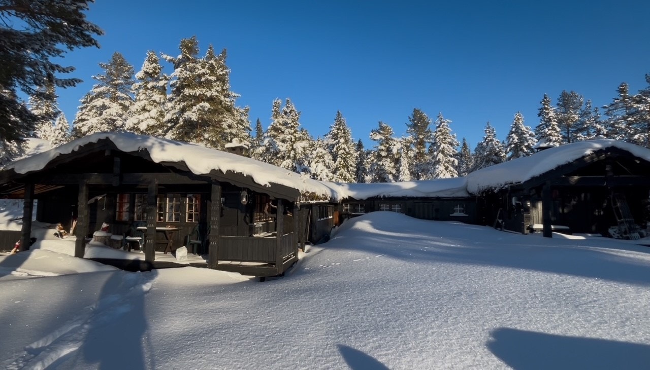 Vinteren er vakker her. Snøsikkert 750 moh i et herlig skiterreng - med oppkjørte løyper og et lite skitrekk i nærheten. (Selgers private bilder) Galleribilde