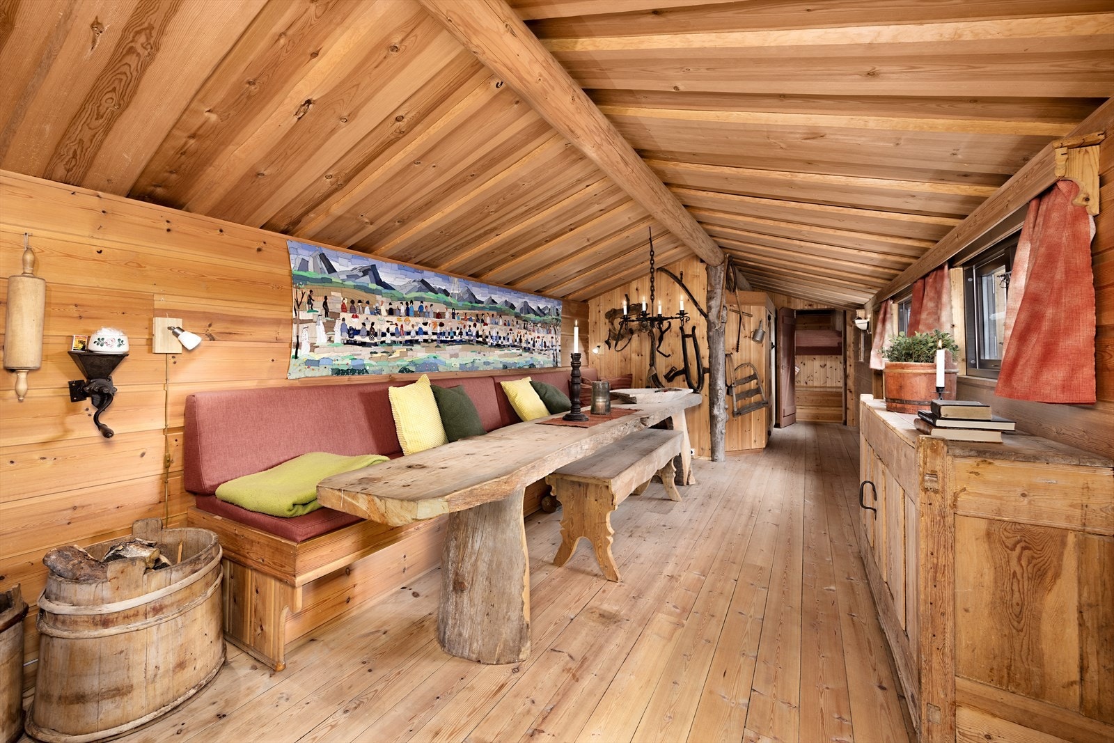 Langstua er hyttas hjerte og rommer nostalgi og intimitet, og med god plass til familie og venner til hverdag og fest. Galleribilde
