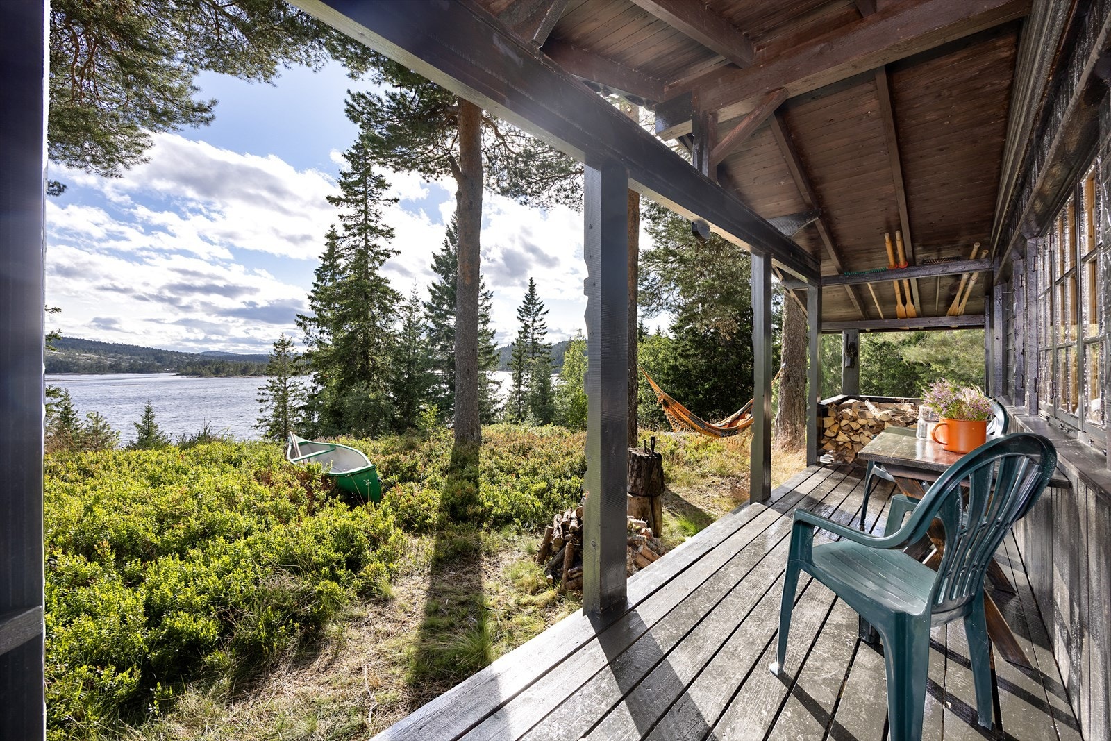 Overbygd svalegang utenfor hovedhytta. Her kan roen senke seg. Galleribilde