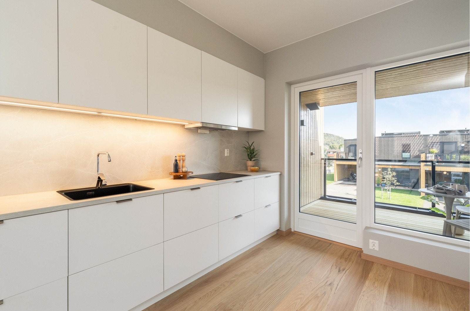 Direkte utgang til frokostbalkong fra kjøkken. Bildet viser tilsvarende bolig - noe avvik kan forekomme Galleribilde